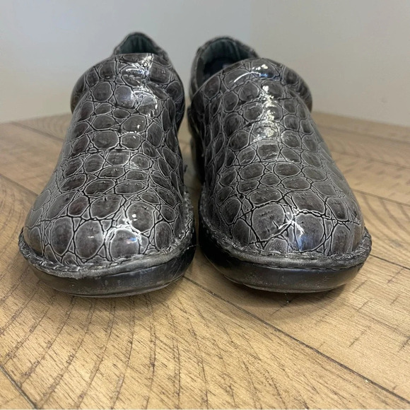 B.O.C Born Comfort Womens Size US 7 Clogs Shoes Embossed Croc Reptile Grey boc - Picture 7 of 13